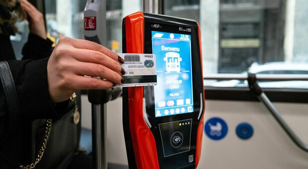 Milano, su bus e tram il biglietto Atm si fa (anche) con carta di credito