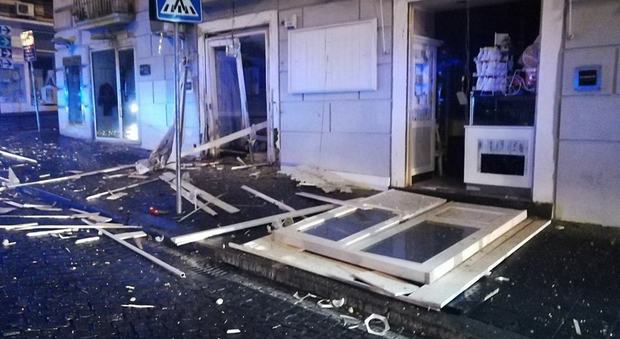 Paura nella notte, esplode ordigno: distrutto un bar nel centro di Napoli