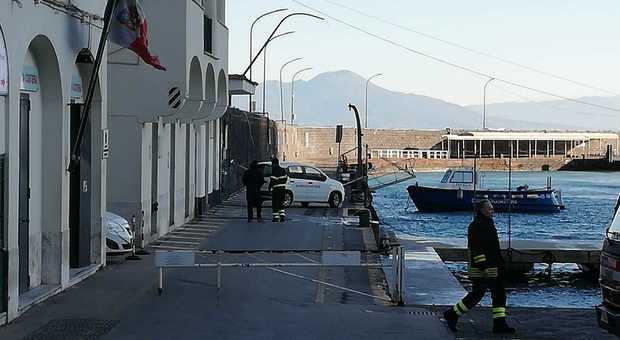 Capri, tempesta di vento: danni all'impianto di illuminazione del porto