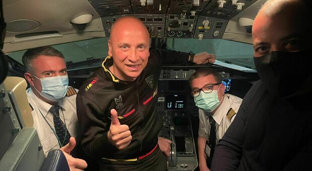 Il ritorno da Pisa dopo la vittoria: il presidente Sticchi Damiani e mister Corini nella cabina di pilotaggio dell'aereo