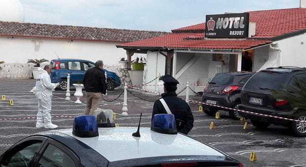 Varcaturo, 51enne ucciso a colpi di pistola nel parcheggio dell'hotel