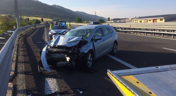 Scontro sull'autostrada tra Atena Lucana e Polla: feriti mamma, papà e figlio