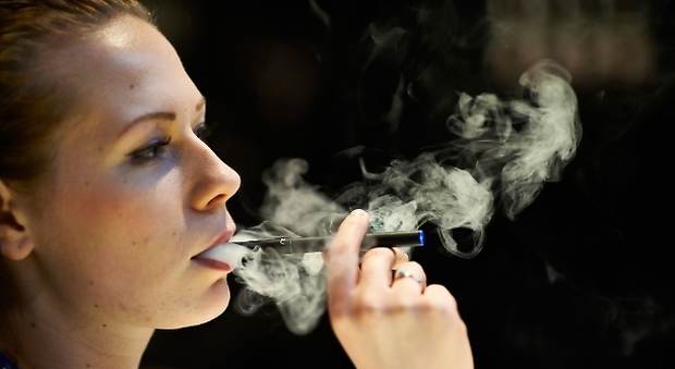 Fumo, è bassa la percentuale di chi smette con la sigaretta elettronica