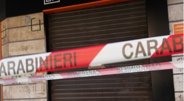 Bomba carta sventra un negozio con distributori automatici