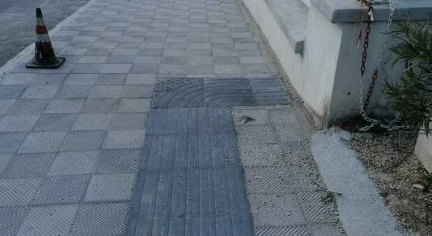 Il percorso-beffa per non vedenti che finisce contro un muro in via Thaon de Revel