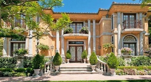 immagine Charlie Sheen mette in vendita la villa dei party selvaggi di Beverly Hills