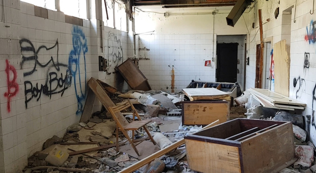Alcuni interni devastati nell'ex motel Agip di Secondigliano