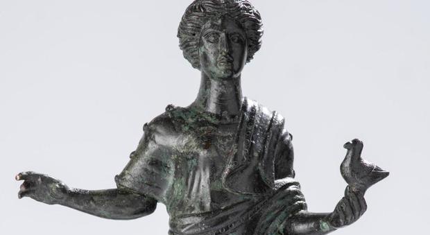 Recuperata statuetta in bronzo raffigurante “Fanciulla con colomba”