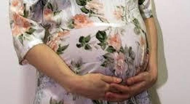 Coppia denuncia clinica della fertilità dopo aver dato alla luce due gemellini con i tratti somatici di un'altra razza
