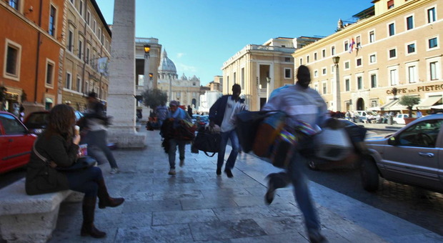 Abusivismo commerciale, controlli della polizia a San Pietro: multe per 38 mila euro