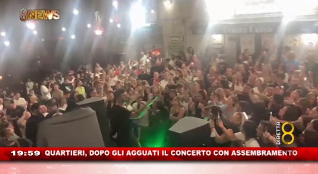 Movida a Napoli, centinaia di giovani assembrati ai Quartieri Spagnoli per il concerto del cantante neomelodico