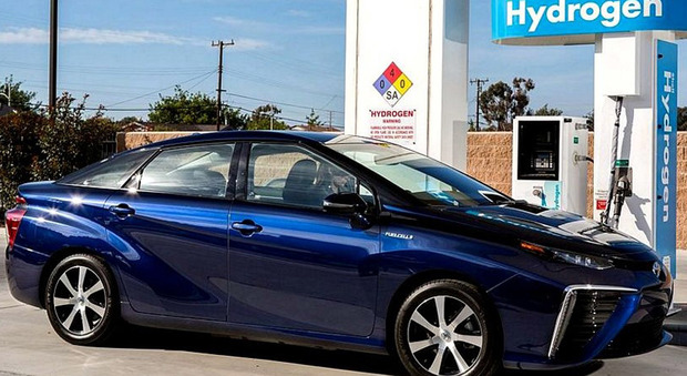 La Toyota Mirai ed un distributore di rifornimento di idrogeno
