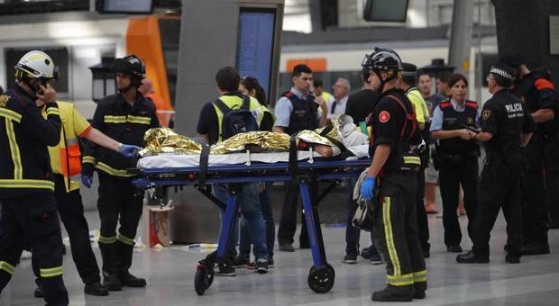 Il treno non rallenta e urta contro la banchina: 54 feriti a Barcellona