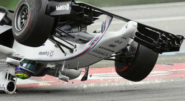 La Williams-Mercedes di Felipe Massa a pancia all'aria