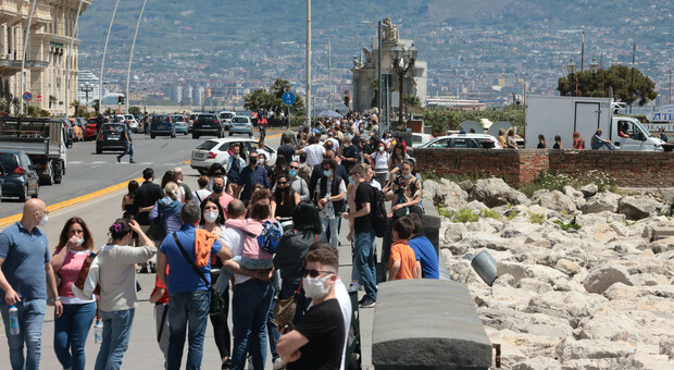Campania zona gialla, folla sul lungomare di Napoli: tornano i primi turisti