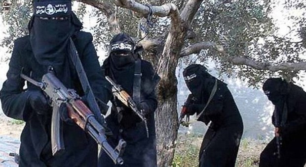 Isis, allattava in centro: polizia femminile la tortura con una tenaglia chiodata