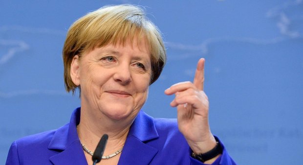 Banche, scontro Merkel-Renzi. Il premier: «Noi siamo in regola»