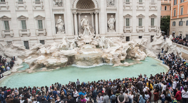 Folla di turisti davanti alla Fontana di Trevi in un’immagine di qualche tempo fa