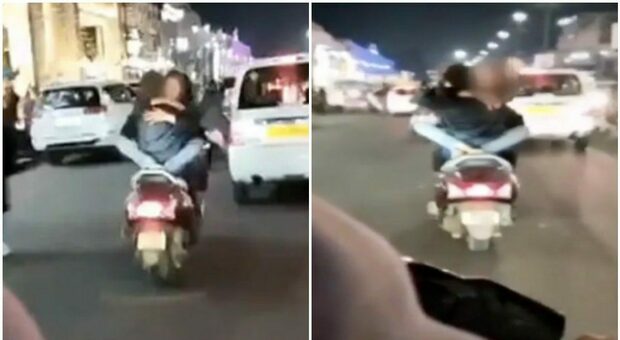 Baci e abbracci alla fidanzata sullo scooter: ragazzo arrestato per atti osceni in luogo pubblico VIDEO