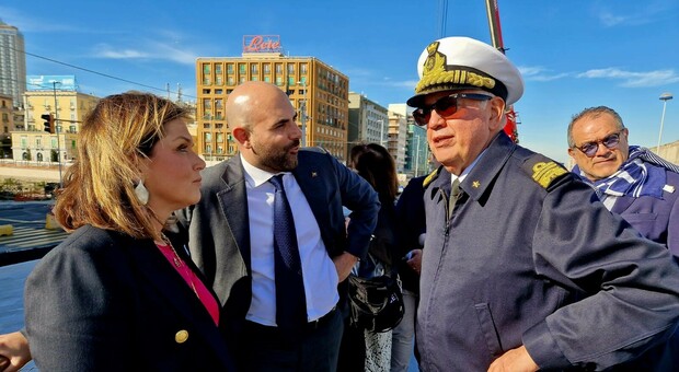 Il sottosegretario Tullio Ferrante con l'ammiraglio Pietro Vella a Napoli