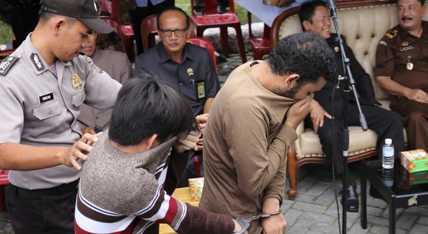 Indonesia, coppia gay: eseguita la prima condanna a fustigate. 83 frustate nel cortile della moschea