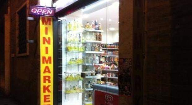 Roma, stop ai minimarket nel Centro Storico: il Comune approva il nuovo regolamento