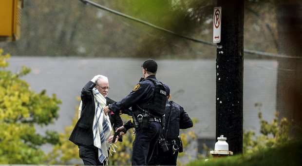 immagine «Ebrei dovete morire», uomo armato fa una strage in sinagoga a Pittsburgh: 8 morti