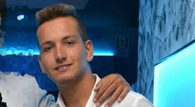 Napoli, morto a 19 anni dopo la festa alcolica: la verità dall'autopsia fissata per martedì