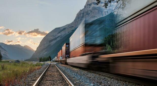 Il treno merci che trasporta i prodotti dal Sud Est Asiatico al Nord Italia