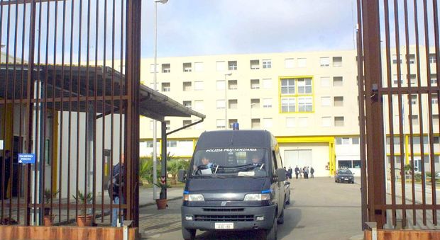Un mezzo della Penitenziaria esce dal carcere di Lecce