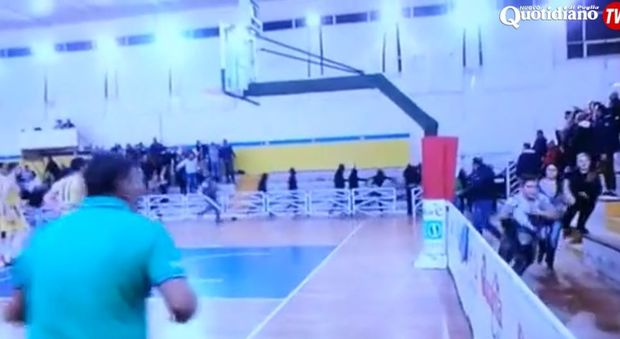 Scontri fra tifosi incappucciati nel derby di basket Monteroni-Taranto Ecco il video dell'aggressione