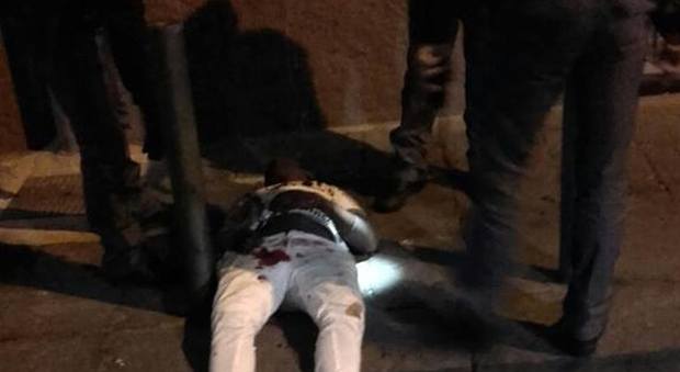 Rissa nella notte a piazza Garibaldi tra bande di extracomunitari: un ferito