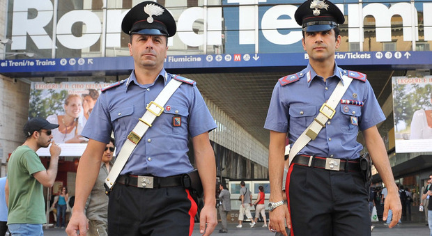 Droga e coltelli in un borsello: due giovani di Anzio arrestati a Termini dai carabinieri