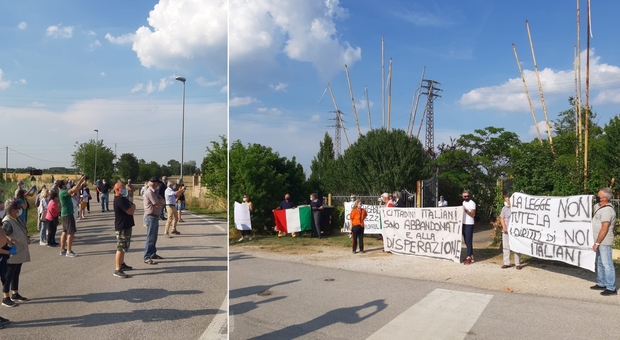 La protesta contro l'arrivo di 50 migranti alla cooperativa