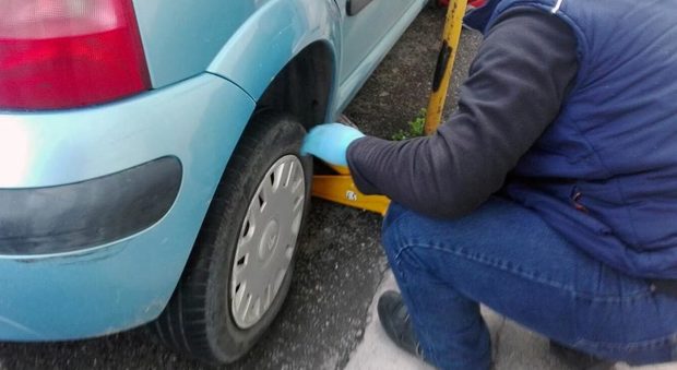 Battipaglia, vandali in azione: bucati tutti i pneumatici in piazza