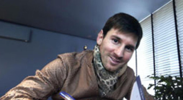 Ufficiale: Messi al Barcellona fino al 2019 Rinnovo a 20 milioni di euro annui