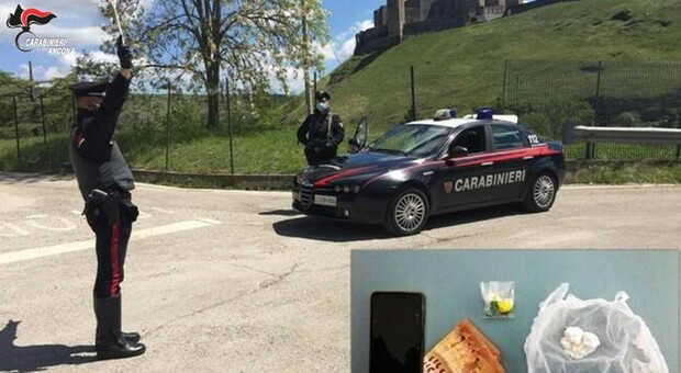 Un posto di blocco dei carabinieri di Osimo