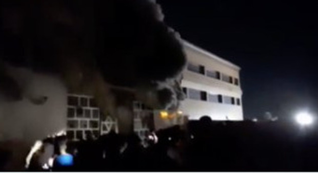 Nassiriya, incendio nel reparto di un ospedale Covid: 52 morti, 22 feriti