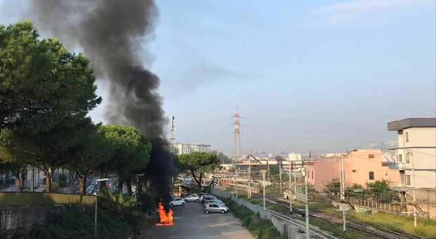 Napoli, a Barra rogo nel parcheggio della Circum: moto in fiamme accanto ai binari