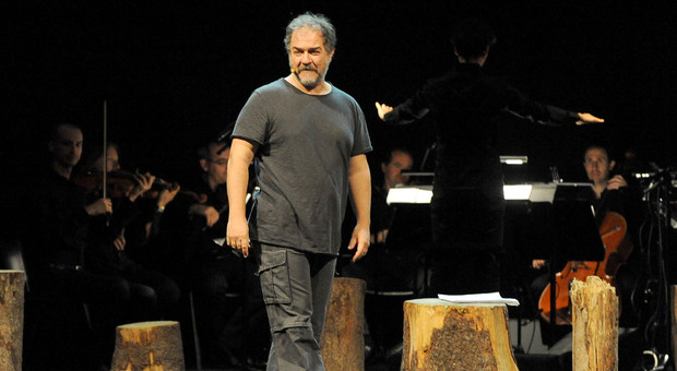 Andrea Pennacchi porta il suo Pojana a teatro: sul palco le debolezze dei veneti