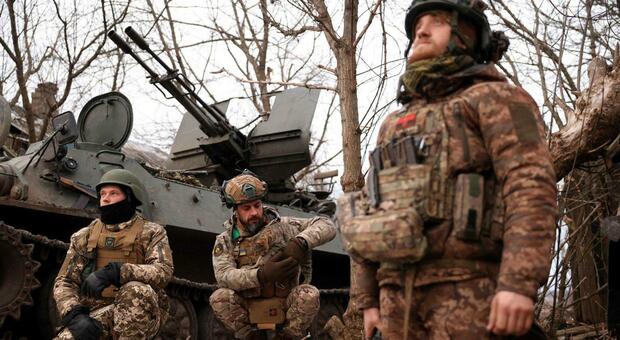 I russi avanzano e conquistano villaggi: Kiev retrocede a est per evitare accerchiamenti (e aspetta aiuti)