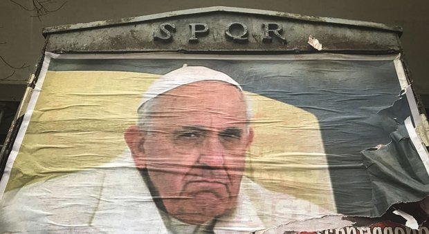 Roma, manifesti contro Papa Francesco: spunta l'ombra dei conservatori