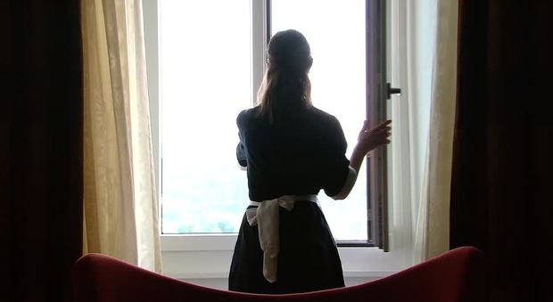 Cameriera trova una pistola in hotel (ma crede sia un accendino) e spara alla collega