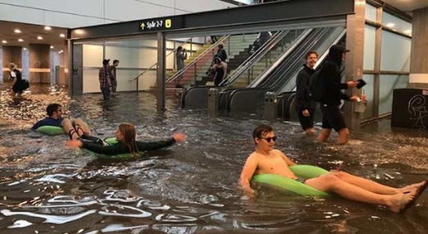 La metro si allaga per la pioggia: i pendolari trasformano la stazione in una piscina Foto