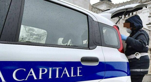 Roma, ruba la borsa da un'auto a Centocelle: i vigili lo fermano poco dopo (foto Archivio)
