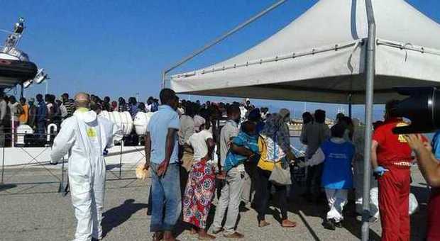 Migranti, sbarcati altri 363 profughi a Taranto