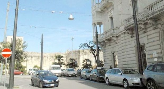 Lecce, calcinacci in viale Lo Re: messa in sicurezza l'area