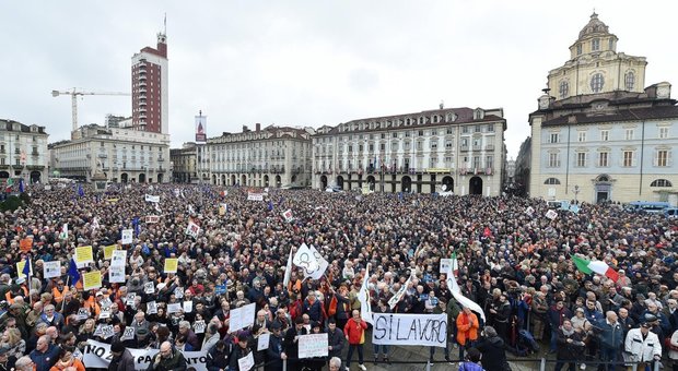 Torino, il popolo del sì in piazza. «Siamo in 30.000». Lega contro M5S