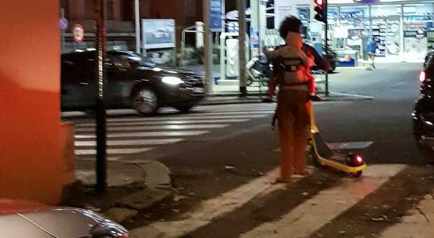 Monopattini, l'ultima follia a Roma: una mamma in giro con il bebè sulle spalle, entrambi senza casco