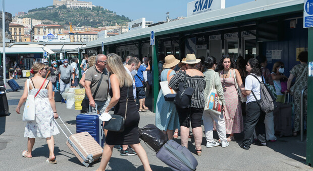 Napoli: boom di turisti ma attenti all'abusivismo «troppe guide turistiche senza abilitazione»